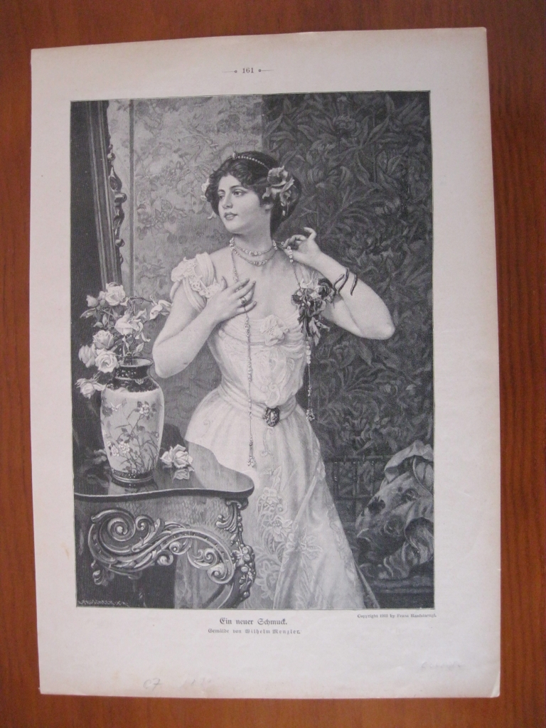 Mujer observando su collar, 1907. Anónimo