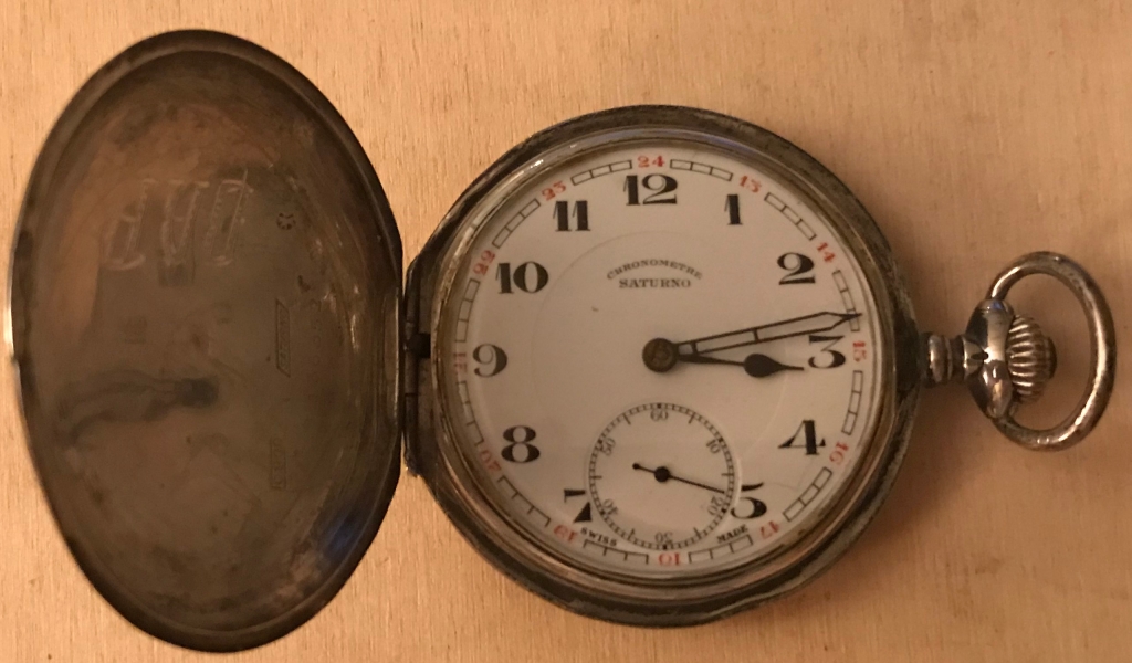Reloj de bolsillo plateado Cronometre Saturno, con tapas decoradas, hacia 1920